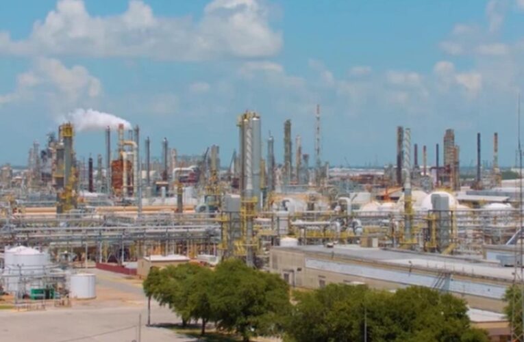 A un paso de “basura”; Moody’s rebaja calificación a refinería Deer Park