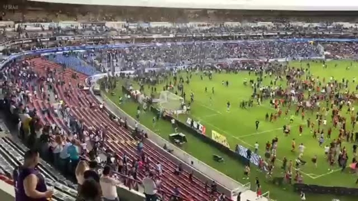 Horror en México: ¡Batalla campal entre hinchas de Querétaro y Atlas y ya se habla de 17 muertos!