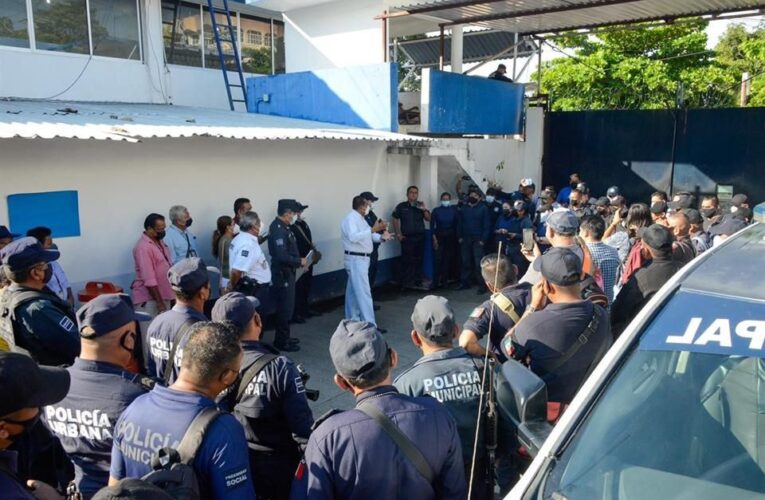 Paran labores policías de Acapulco por falta de pago