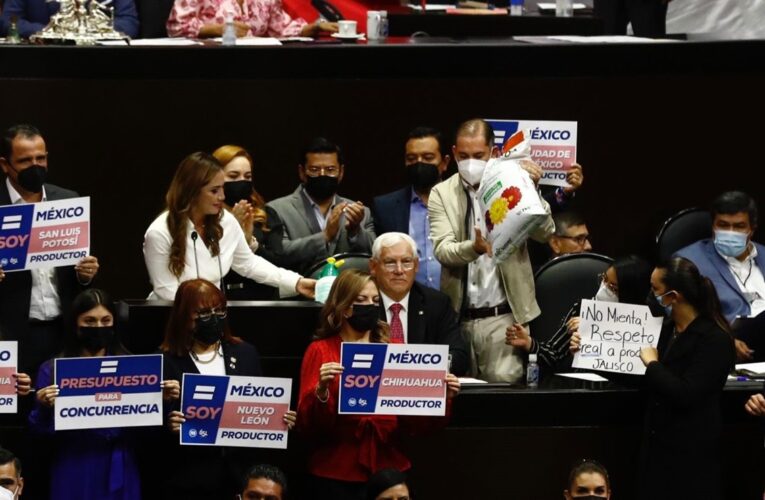 Diputados del PAN dan plaguicida al secretario de Agricultura