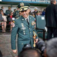 El jefe del ejército colombiano irrumpe en la campaña con un ataque a Gustavo Petro