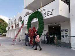 La Navidad llega a Cancún: nochebuenas y decoraciones dan vida a la ciudad