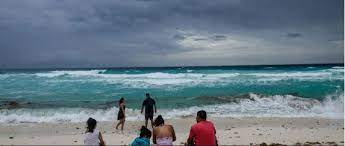 Cancún: la lluvia y el frío arruina las vacaciones a miles de turistas