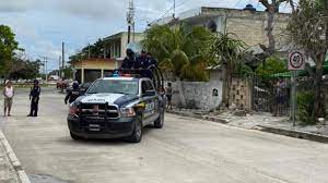 Movilización policiaca en la Sm 100 de Cancún tras reporte de personas armadas