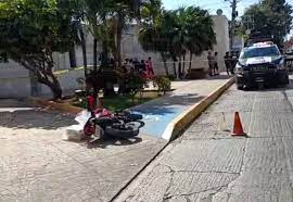 Motociclista libra asalto armado en Cancún; se refugió en la clínica del ISSSTE