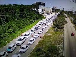 Los taxistas provocan el caos en Cancún tras la llegada de Uber