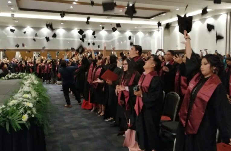 Festeja gobierno de Cancún a profesionistas graduados