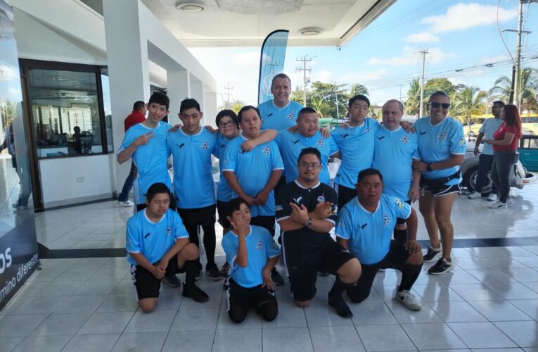 Relámpagos de Futdown Cancún reciben nuevos uniformes