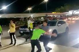 Cancún: puñetazos en el aeropuerto entre operadores frente a turistas