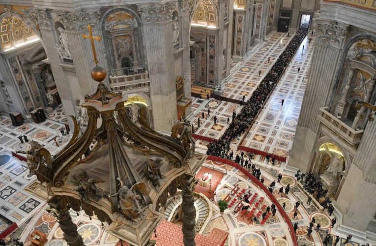 Despiden miles de personas al papa emérito Benedicto XVI