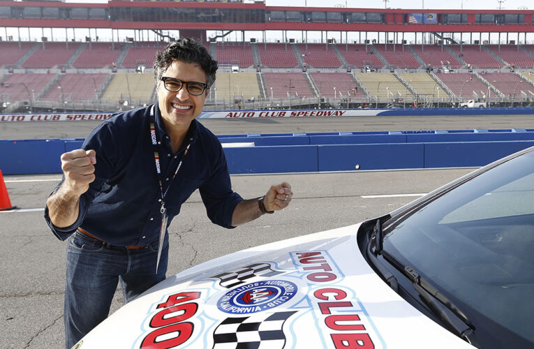 Jaime Camil entona himno de EU en la NASCAR y lo critican