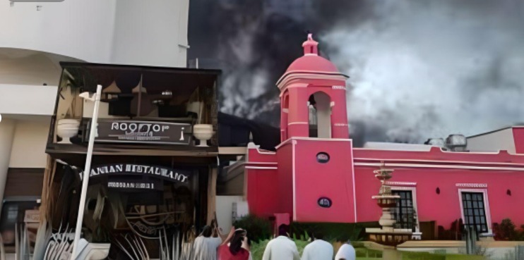 Incendio en ‘Hotel Krystal’ en la zona hotelera de Cancún, controlado y sin heridos