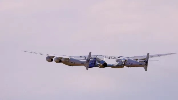 Virgin Galactic realiza con éxito su primer vuelo comercial al espacio