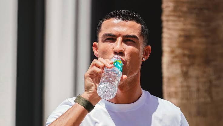 CR7 envuelto en polémica por promover marca de agua con supuestos beneficios inexistente