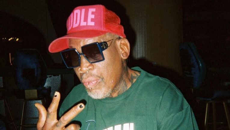 ¡Increíble! Dennis Rodman sorprende al tatuarse el rostro de su esposa en su propia cara