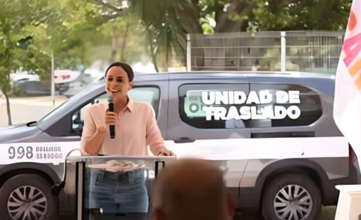 ENTREGA ANA PATY PERALTA UNIDAD MÓVIL A CDC DE CANCÚN