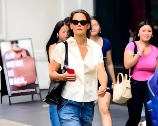 “¡La impactante elección de Katie Holmes para el verano 2023 te dejará boquiabierto! Mira cómo lleva mocasines de tacón y baggy jeans en su último look casual. ¿Tendencia arriesgada o acierto de moda? ¡Las fotos hablan por sí solas!”