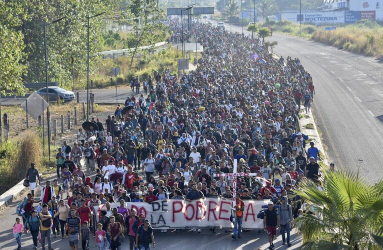 Caravana de migrantes pasa la Navidad caminando por el sur de México