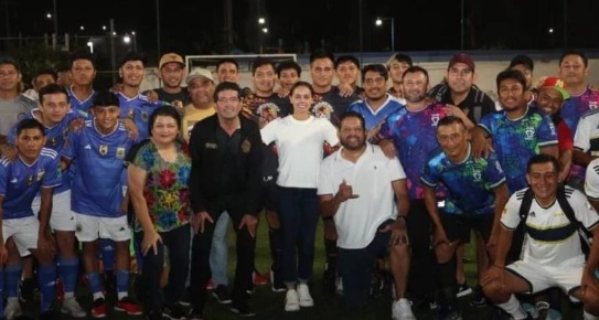 INAUGURA ANA PATY PERALTA “TORNEO VARONIL COPA SOCCA CANCÚN NOS UNE”