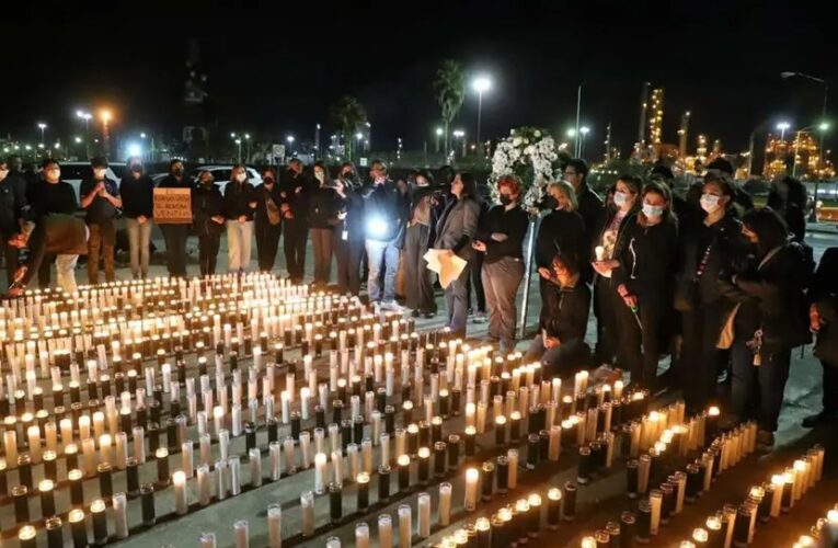 Con velas arman protesta en refinería de NL por fallecidos por contaminación