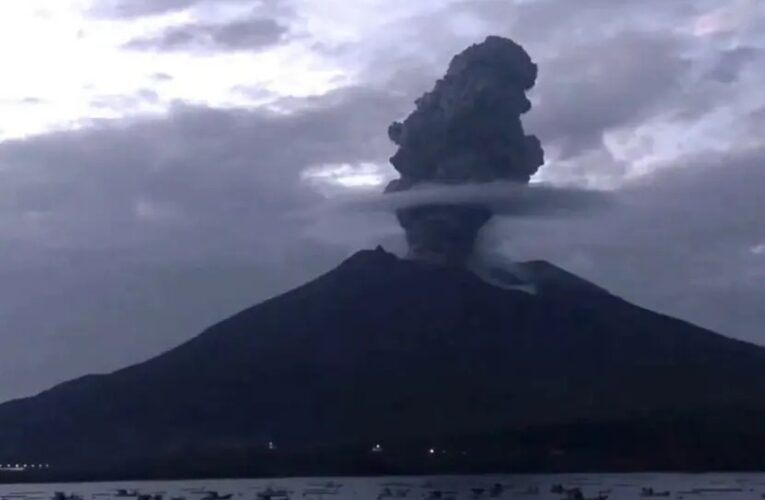 Volcán Sakurajima de Japón entra en erupción