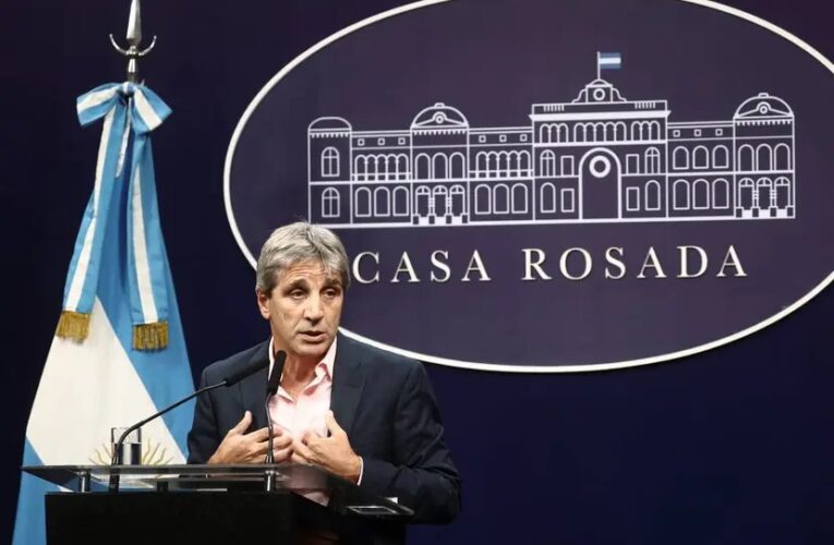 Argentina logra su primer superávit fiscal mensual en más de una década