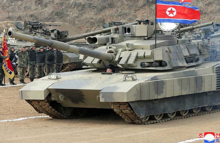 Líder de Corea del Norte presenta y maneja un nuevo tanque de combate