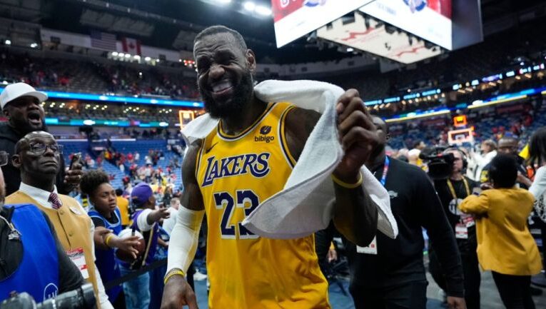 ¡Avanzan! Los Lakers derrotan a Pelicans y se instalan en los Playoffs de la NBA