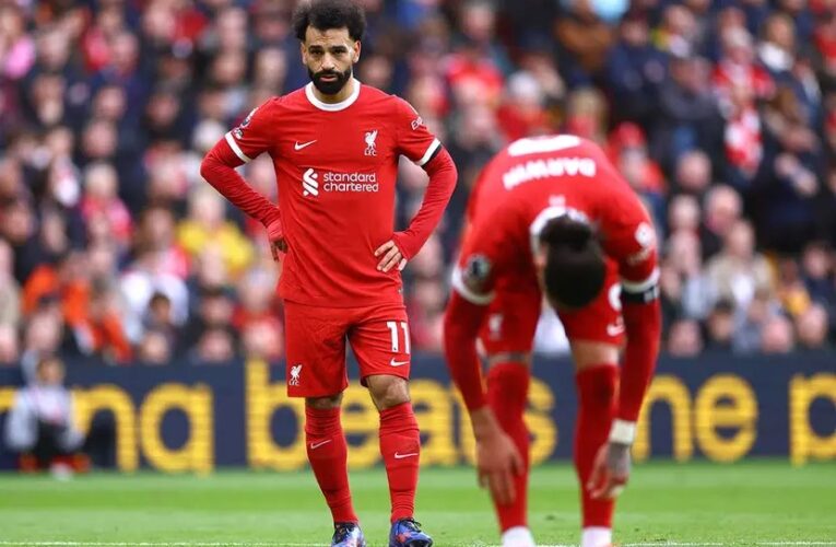 Liverpool se aleja del título y cierra una semana de pesadilla