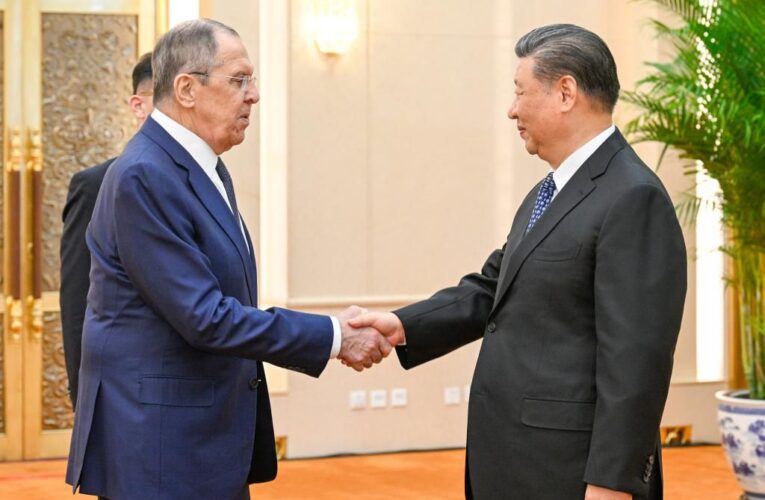 El presidente de China Xi Jinping se reúne con el canciller de Rusia en un encuentro para fortalecer los lazos de ambos países