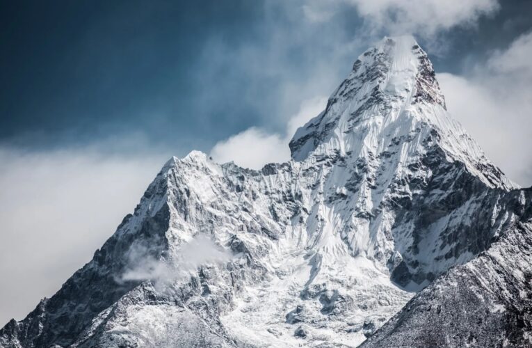 Nepal inicia una campaña para limpiar toneladas de basura y cadáveres del Everest