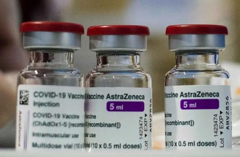 AstraZeneca reconoce por primera vez que su vacuna anticovid puede provocar trombosis