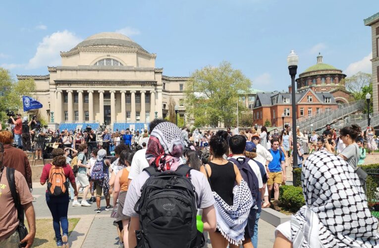 Estudiantes de la Universidad de Columbia ocupan edificio al iniciarse las suspensiones por protestas