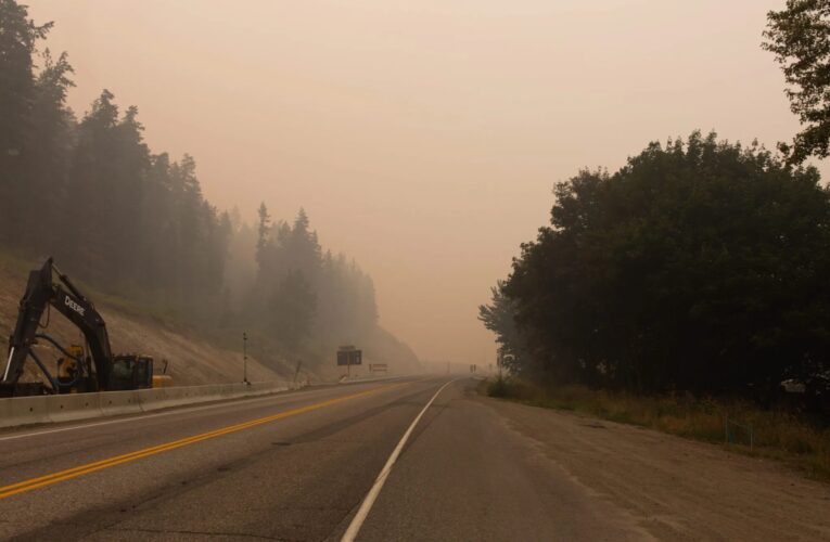 Incendio forestal obliga al desalojo de más de 6 mil habitantes en Canadá