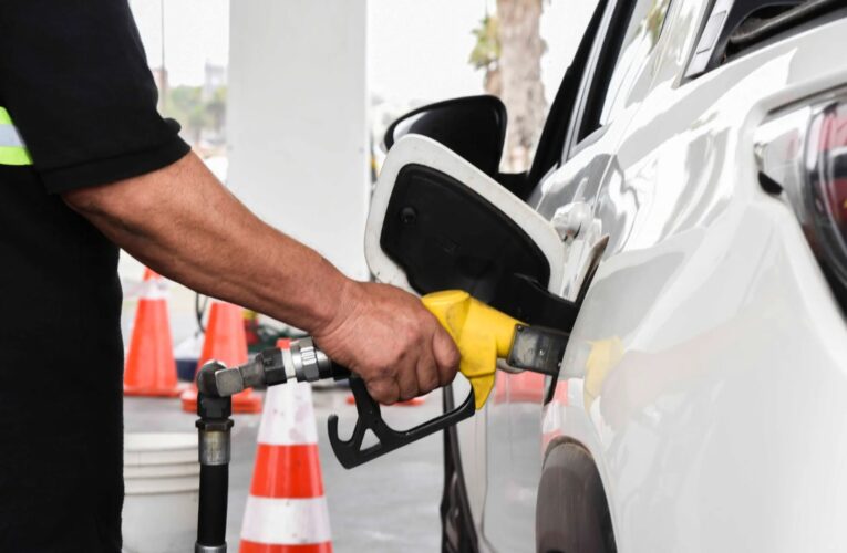 Biden libera un millón de barriles de gasolina para bajar los precios antes de elecciones