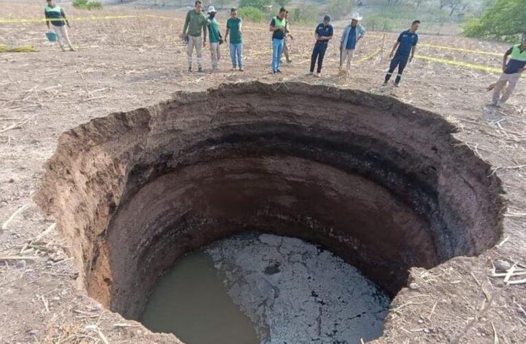 Reportan socavón de 10 metros en terreno de maíz en Tlapa de Comonfort, Guerrero