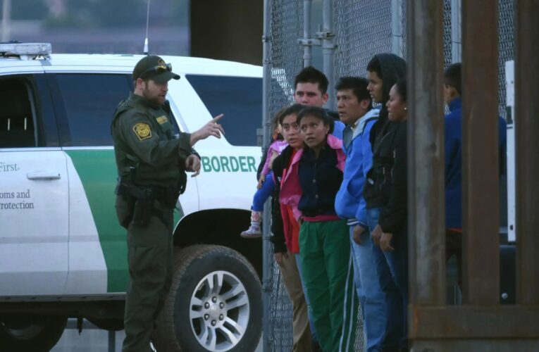 Detenciones de migrantes en frontera sur de EE.UU. se reducen a su punto más bajo en años