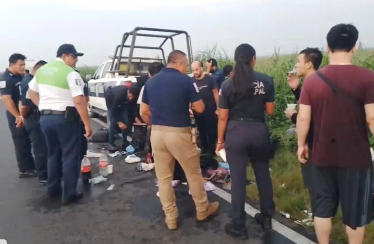 Vuelca camioneta con 25 migrantes en carretera de Veracruz