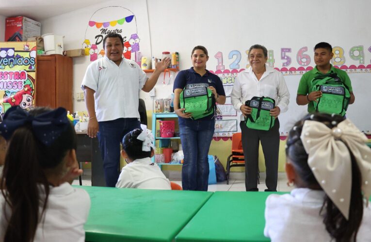 Entrega gobierno de Puerto Morelos kits con loncheras y termos en escuelas de Leona Vicario