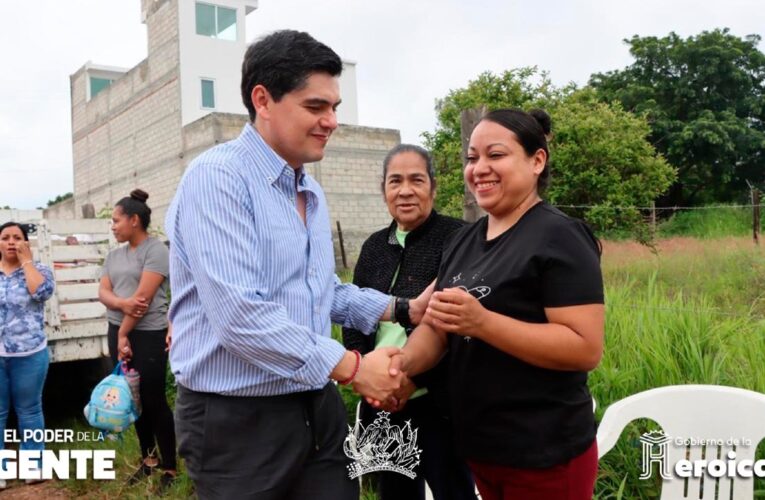 Toño Ixtláhuac inaugura nueva red de electrificación en Curungueo