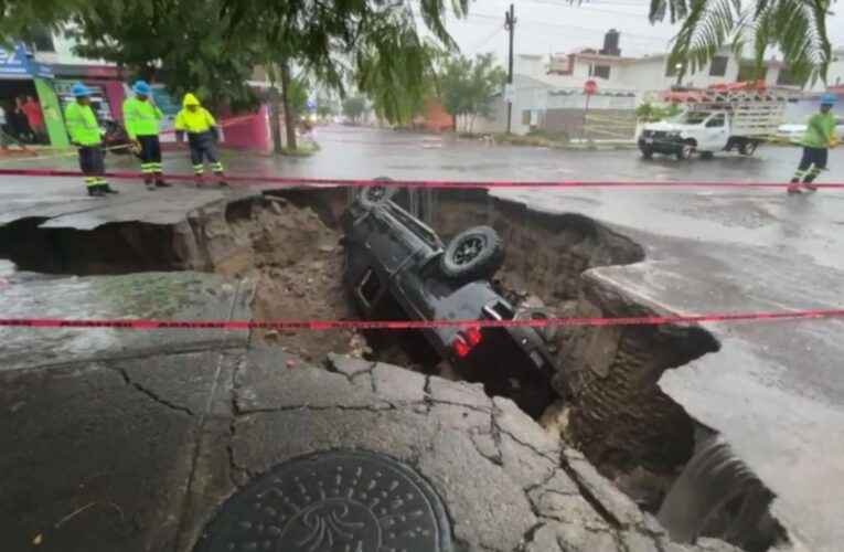 Lluvias abren socavón en Veracruz