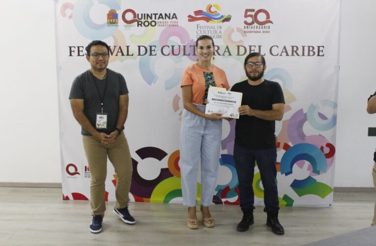 Lilian Villanueva cierra el taller “Acercamiento al Pensamiento Caribeño y Latinoamericano” en el Festival de Cultura del Caribe 2024  🔸 el Festival de Cultura del Caribe 2024 se consolida como un espacio valioso para la promoción del pensamiento crítico y la apreciación de la diversidad cultural   #QUINTANAROO | En el marco del Festival de Cultura del Caribe 2024, se llevó a cabo con éxito el taller “Acercamiento al Pensamiento Caribeño y Latinoamericano”, impartido por el filósofo, poeta y escritor David Ortiz. La clausura del taller, que tuvo lugar en la Biblioteca Javier Rojo Gómez y fue encabezada por Lilian Villanueva, Directora del Instituto de Cultura y Artes de Quintana Roo.  Villanueva subrayó la relevancia de generar espacios de reflexión y diálogo que permitan a los participantes profundizar en la comprensión de la identidad caribeña y las problemáticas que enfrentan estos pueblos, especialmente en términos de resistencia cultural. Durante el taller, se exploraron diversas perspectivas sobre la cultura caribeña, fomentando un intercambio enriquecedor entre los asistentes.  El evento atrajo a un público diverso, incluyendo jóvenes estudiantes de la carrera en Educación, estudiantes de secundaria y preparatoria, mediadores de lectura, artistas y ciudadanos interesados en la temática. Villanueva destacó que este tipo de actividades son fundamentales para sensibilizar a las nuevas generaciones sobre la riqueza cultural de la región y su historia.  Con esta iniciativa, el Festival de Cultura del Caribe 2024 se consolida como un espacio valioso para la promoción del pensamiento crítico y la apreciación de la diversidad cultural, contribuyendo a fortalecer la identidad caribeña entre los jóvenes y la comunidad en general.