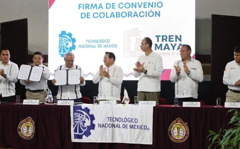 Joaquín Díaz Mena destaca beca que beneficiará a 20 mil estudiantes de nivel superior en Yucatán