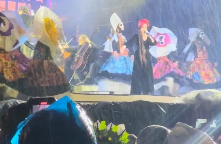 “Coco en concierto” se ve afectado por la lluvia, pero logra emocionar a los asistentes en la Plaza de Toros México