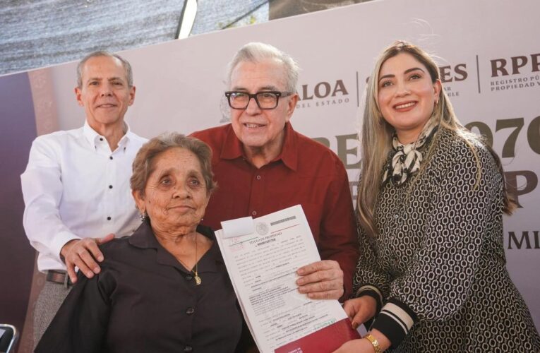 Gerardo Vargas Landeros entrega Títulos de Propiedad a 970 familias de Ahome