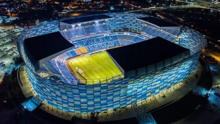 Aficionados duermen afuera del Estadio Cuauhtémoc para boletos del América vs Rayados