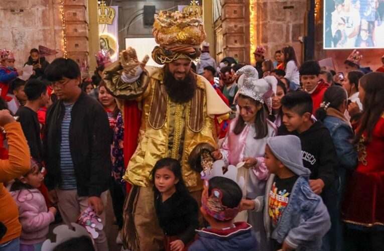 Julio Arreola celebró la tradicional partida de la Rosca de Reyes en Pátzcuaro