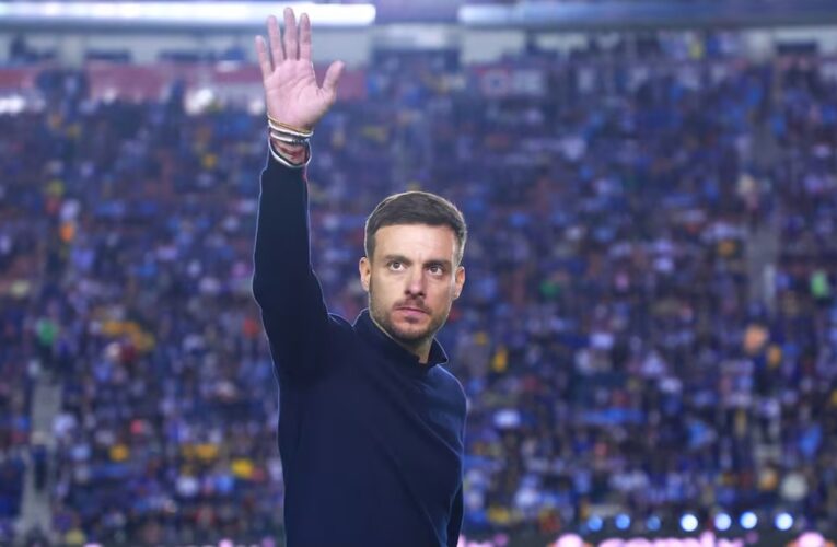 Martín Anselmi ya está en Portugal, se le vio en el Estadio Do Dragao, y será presentado este lunes oficialmente por el Porto