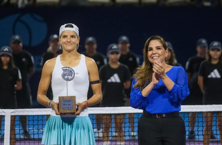 Entrega Mara Lezama premiación del Open Tennis Cancún WTA 125 con la colombiana Emiliano Arango como campeona