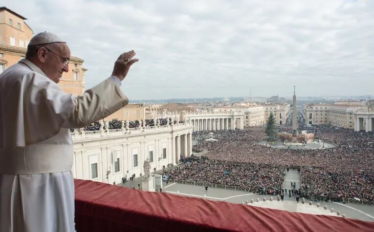 Papa Francisco descansó bien toda la noche tras su leve mejoría